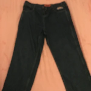 Butter goods baggy jeans  - As feta butter good försiktigt använda och sitter bara i min garderob och chillar utan nån användning.   10/10 inga fel 