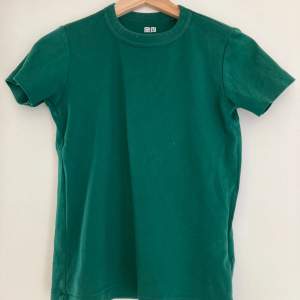 Cool green T-shirt in thick cotton, perfect for the spring!