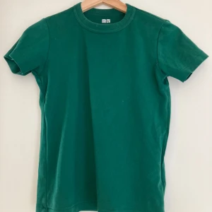 Uniqlo t shirt 👕  - Cool green T-shirt in thick cotton, perfect for the spring!