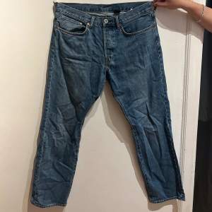 Säljer ut kläder som ej kommer till användning! Jeans i modell straightleg i storlek 34. Näst in till oanvänd. Pris kan diskuteras.
