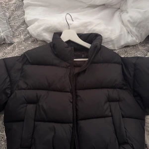 Puffer jacket  - Säljer denna fina jacka ifrån asos, sitter jätte fint på. Är i storlek xs-s, har använt ett par gånger men är som ny. För mer bilder skriv till mig:) 