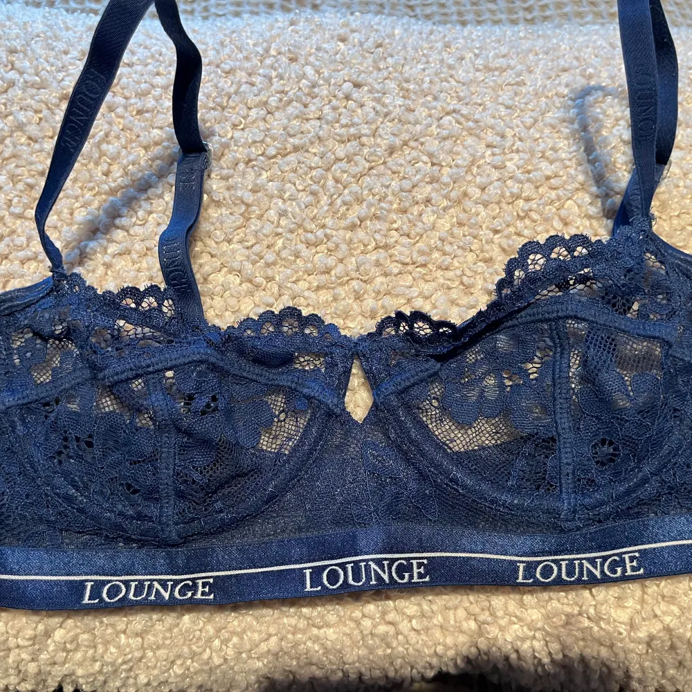 Säljer Marinblått underklädesset ifrån loungeunderwear. Super fin färg och nästan helt oandvänd, säljer då trosorna och bh:n blivit för små. Ingår även 2 st trosor ifrån lounge i samma pris Svart & Rosa Bh:n i storlek 65B & Trosorna i XS💗350 kr+frakt. Övrigt.