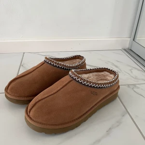 Ugg Tasman  - Säljer mina Ugg Tasman som tyvärr inte kommer till användning. Använda en gång så skicket är som nytt!!🫶🏼