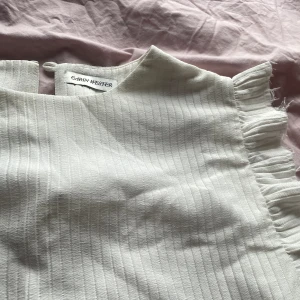 Vit sommarklänning  - En söt klänning för sommaren.  Vit och lite genomskinlig.  Fina volanger. Står ingen storlek men skulle gissa att de är en 36/38