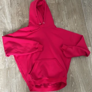 Rosa hoodie - Säljer nu min sjukt snygga rosa hoodie ifrån bikbok! Ny skicka eftersom jag bara andvänt den en gång. Tryck gärna köp nu!🥰
