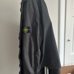 Stone Island jacka - Fin höst o vår jacka använd en sesång. Letar efter en ny jacka därför säljer jag den sp billigt. Nypris 4800kr köpt på nk. Priset är fast men bara höra av er vid frågor.