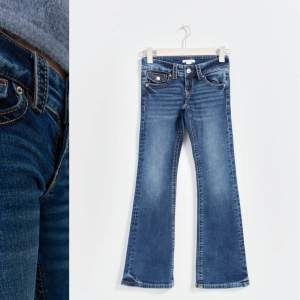 Säljer dessa super snygga jeans i storlek  152😍Säljer pågrundav att dom är försmå och då inte kommer till användning. Kontakta om fler frågor och bilder 💓💓