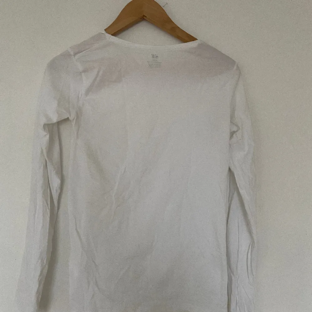 Helt vanlig vit, långärmad tröja från hm. Den har inga defekter men är tyvärr för liten för mig❤️. Tröjor & Koftor.