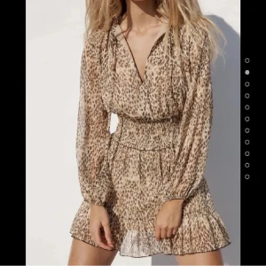 Klänning zara  - Slutsåld klänning från Zara, använd 1-2ggr så i nyskick 💓