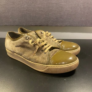 Lanvin Skor  - Hej! Säljer nu min Skor från märket Lanvin, Storlek 43 använt skick. Tveka inte på att höra av dig om du har frågor eller funderingar kring varan! 