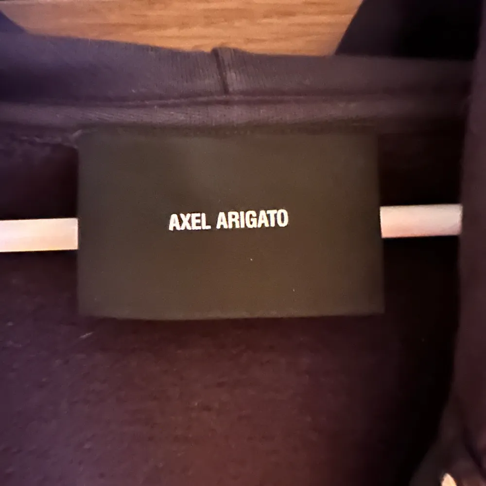 Säljer en riktigt schysst Axel Arigato hoodie i mörkblått. Inköpt på Axel Arigato i Göteborg för ett år sedan, sparsamt använd! Oversize  Storlek: M. Hoodies.