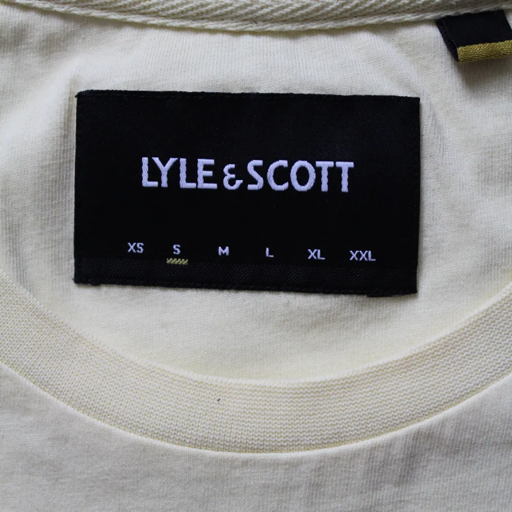 ( Använd fåtal gånger, bra skick! ) Lyle & Scott tröja, storlek S. T-shirts.