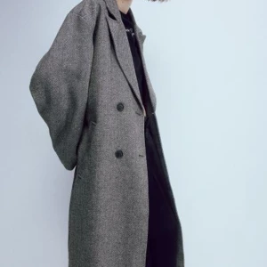 Grå kappa - Grå kappa från H&M, köppt för 1 år sedan, jättevarm och jätteenkel att styla! 🥰