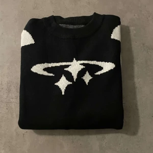 Sweatshirt  - Ge din garderob en uppgradering med denna sweatshirt som kombinerar stil och komfort på bästa sätt! Tillverkad av högkvalitativt bomullsmaterial, är denna sweatshirt perfekt för både avslappnade dagar hemma och för att ta dig igenom i stil 