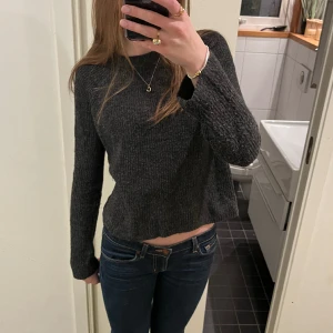 Stickad tröja - Grå stickad tröja från Zalando💓