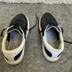 Jack & Jones Sneakers - Storlek 42 - Svart & Vita - Säljer ett par stilrena Jack & Jones sneakers i storlek 42. Köpta från Zalando och i utmärkt skick. Perfekt för alla tillfällen. Prisvärt erbjudande. Kontakta mig för detaljer!