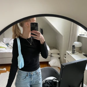 Blå väska  - Köpte denna väskan för nått år sedan men nu har jag tröttnat, jätte snygg och färgglad väska från Gina perfekt till våren 