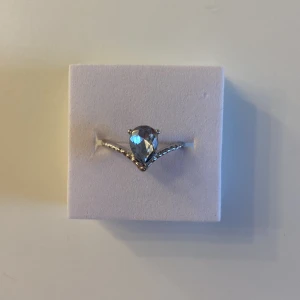 Ring 💍  -  säljer på grund av att jag inte använder , oanvänd och i fint skick