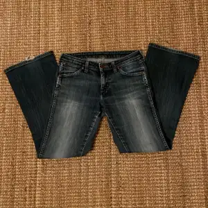 Jätte snygga bootcut jeans, low Waits från wrangler. W29 L30. Köpte jeansen här på plick men säljer som eftersom att de var lite korta. Välldigt bra skick! 