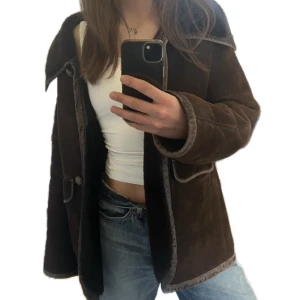 Brun skinn jacka - Cool brun skinn jacka🤎🤎köptes för 2 år sen men har endast använts fåtal gånger!! 