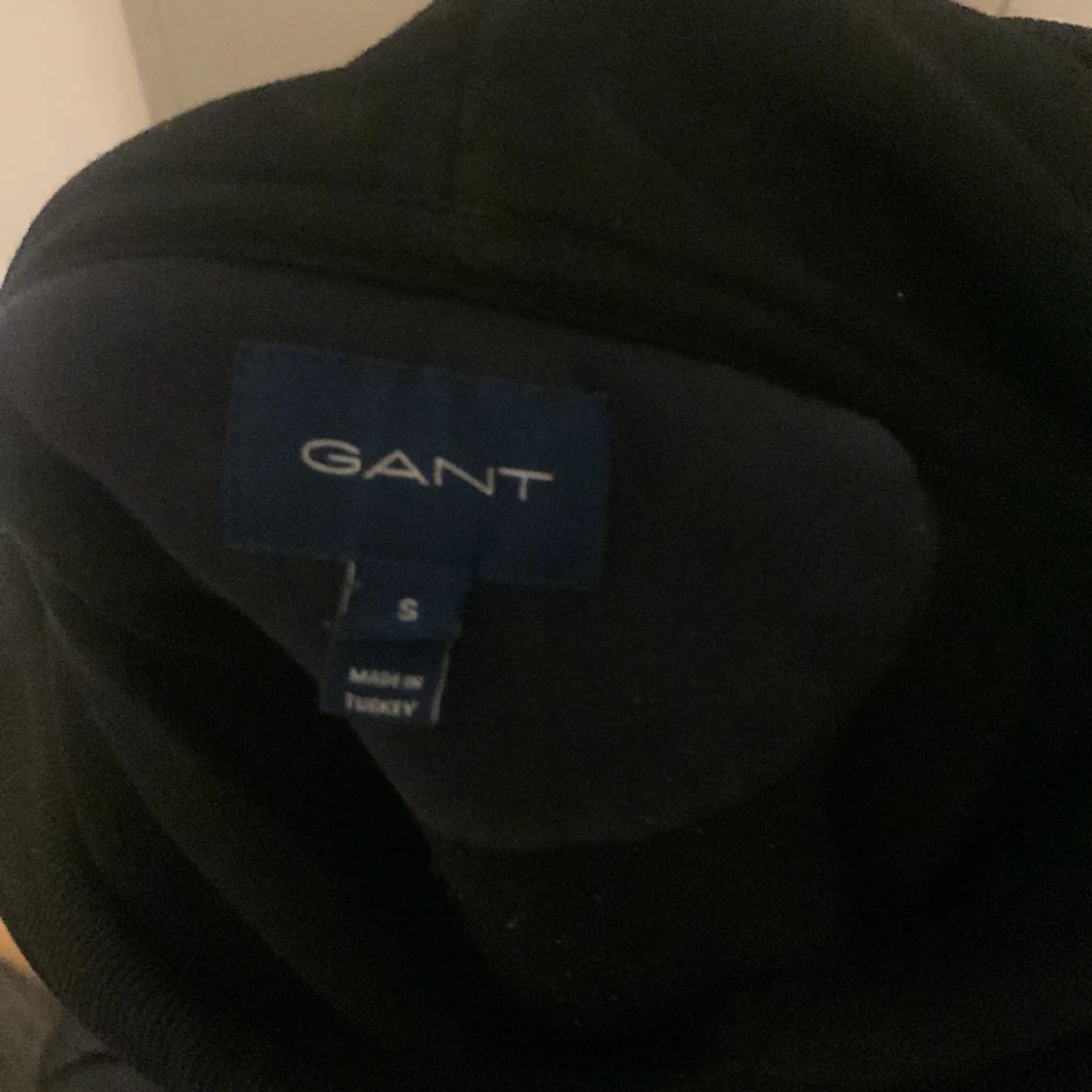 Hej säljer en gant hoodie eftersom den ligger bara i garderoben utan att nån använder den  köpte den på en resa för några månader sen och den har blivit liten på mig den är äkta och kan sänka priset vid snabb affär❤️ - 90