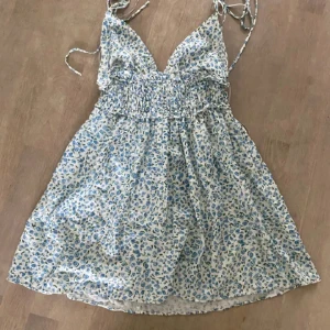 Fri frakt!! -  sommarklänning från zara! Man ser hur den sitter på mig både fram o bak. Jättegullig klänning, funkar till allt! Klänningen är i fint skick vad jag ser och använd ett fåtal gånger. Köpte den förra sommaren! Om ni har frågor är det bara att stäla