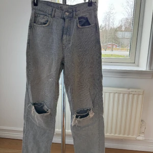 Blå jeans  - Blåa jeans från Gina. Gillar inte jeans så använda Max fem gånger.