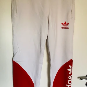 Adidas mjukisbyxor stl M - Adidas byxor med tryck, stl M. Se bilder för skick 