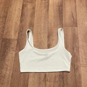 Tank topp - Fin vit tank topp. Nytt skick aldrig använt💕 kontakta om ni har några frågor <3