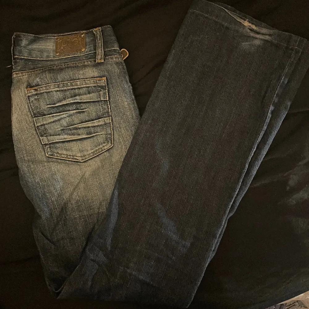 Säljer dessa vintage jeans från D&G! Köpta second hand. Superfina, men tyvärr blivit för små för mig. Passar storlek 34, liten 36. Lågmidjade, rak passform.. Jeans & Byxor.