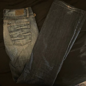 Jeans Dolce&Gabbana - Säljer dessa vintage jeans från D&G! Köpta second hand. Superfina, men tyvärr blivit för små för mig. Passar storlek 34, liten 36. Lågmidjade, rak passform.