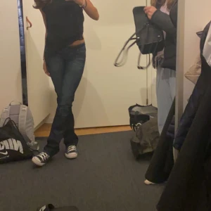 Låg midjade långa jeans - Jättesnygga låg midjade långa jeans. Köpta för 4 år sen. Midje 27. Köpta för 799kr 