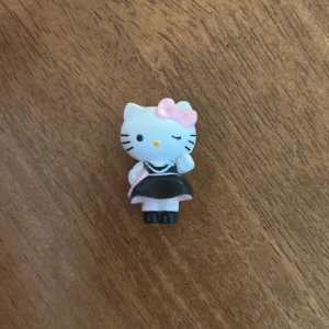 hello Kitty figur - Liten hello Kitty figur, ca 2-3 cm lång💗