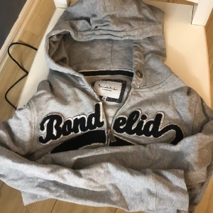 Grå kofta  - Kofta i storlek m.  Bra skick  (Pris diskuterbart) Köpare står för frakt