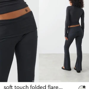 Lågmidjade byxor  - Lågmidjade sköna byxor från Gina i samma färg som på bilden, skriv för privata bilder🤍 + dom är uppsprättade längst ner för att dom va lite för korta på mig men är bara använd 2 gånger, alltså i nyskick 