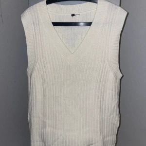 Stickad väst  - Stickad väst från HM i storlek S. 