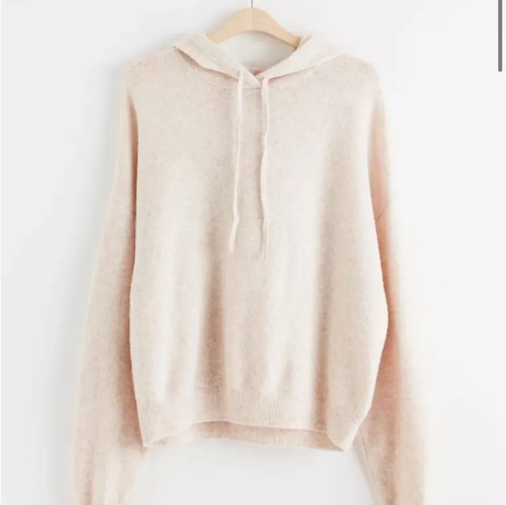 Säljer denna jätte söta stickade hoodien från Lindex, den är lite nopprig men inget som syns mycket!💞💕🥰stolek XS men passar i S😍. Stickat.