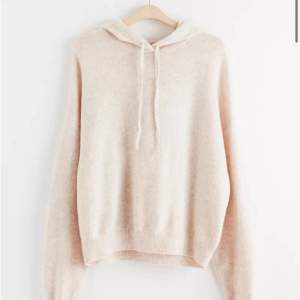 Säljer denna jätte söta stickade hoodien från Lindex, den är lite nopprig men inget som syns mycket!💞💕🥰stolek XS men passar i S😍