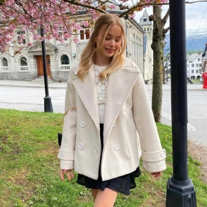 Design by Si kappa - Säljer denna jätte populära kappan från Design By Si i vit🤍 Använd ungefär 3 gånger så inga tecken på användning. Köparen står för frakten. För fler bilder kontakta mig🥰