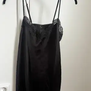 Jättefin svart siden nattlinne som också kan användas som en vanlig klänning. Längd 60cm