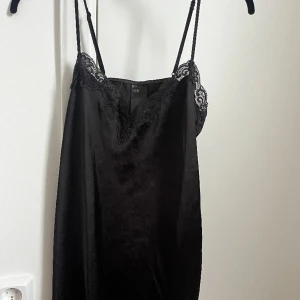 Så fin svart siden nattlinne - Jättefin svart siden nattlinne som också kan användas som en vanlig klänning. Längd 60cm