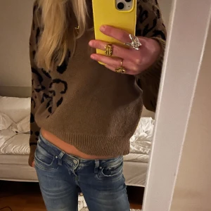 Leopardmönstrad tröja - as cool leopardmönstrad tröja!! säljer pga att den inte kommer till användning. inga tecken på andvändning och har använts 1 gång innan💛🐆