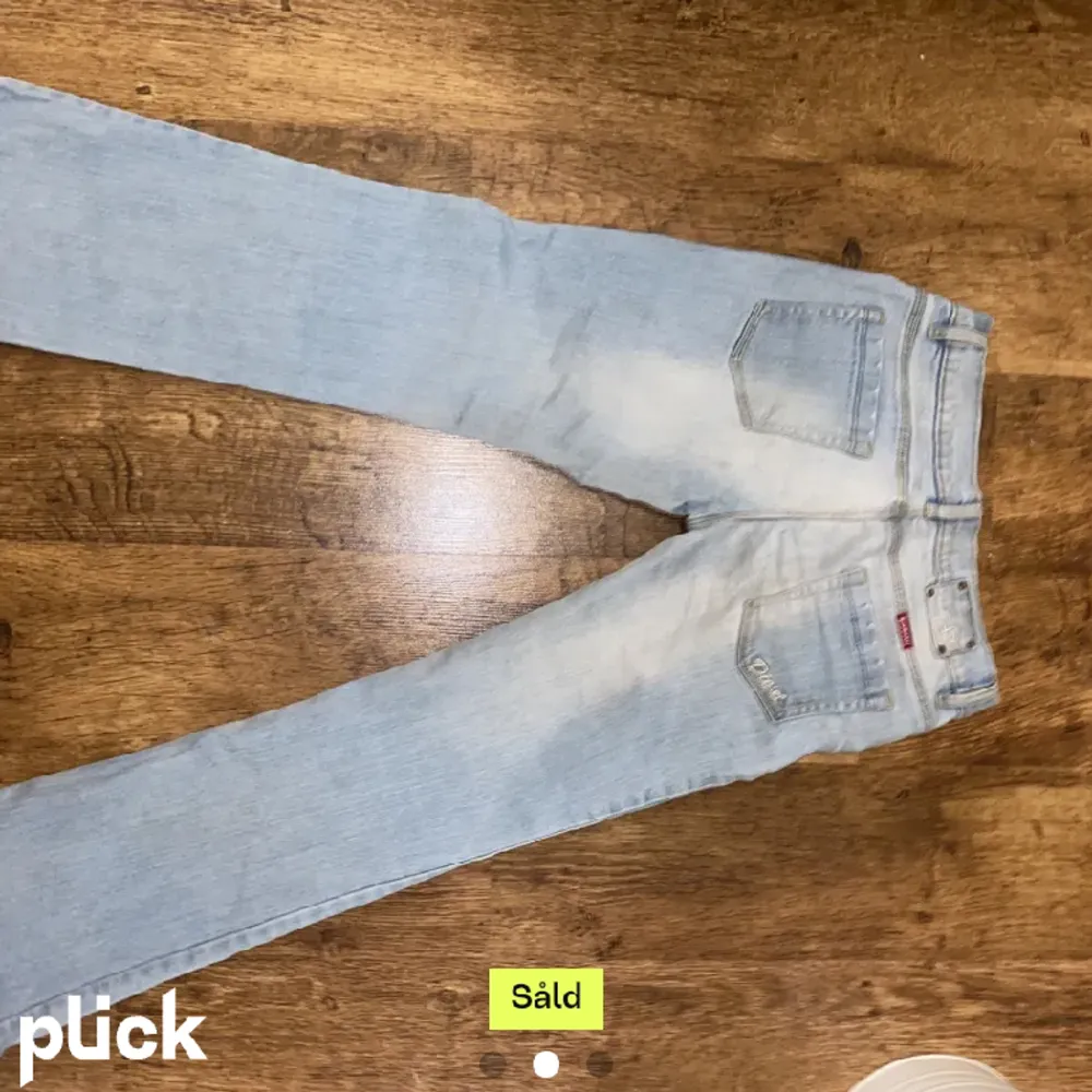 Säljer dessa lågmidjade jeans jag köpte på Plick då dom inte passa mig❤️. Jeans & Byxor.