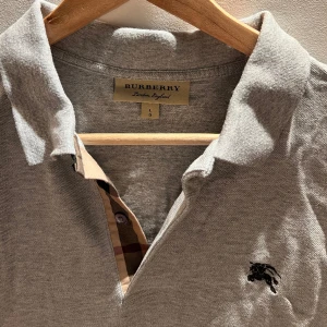 Burberry Piké - Burberry Piké tröja Skick: 8/10, inga flaws men skrynklig då den legat vikt i garderob och använd 3-4 gånger. Nypris: Ca 3000kr  Hör gärna av dig om du har några frågor!