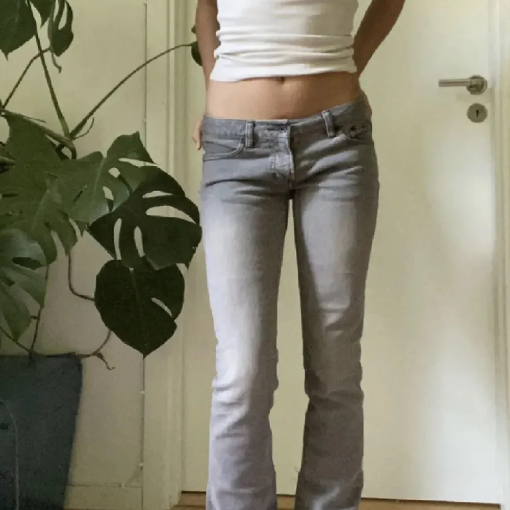 Jättesnygga gråa lågmidjade jeans som inte kommer till så mycket användning längre (intressekoll)!!!  (Bilden är också lånad) . Jeans & Byxor.