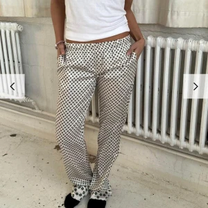 Satin byxor - Säljer dessa fina satin byxor som är helt perfekta till våren! De är köpta från Design by si för 484kr och sitter bra på mig som är 1,63. 