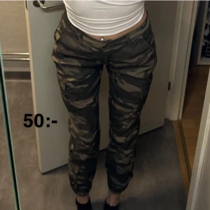 Byxor - Millitärgröna cargobyxor från madlady. Aldrig använda