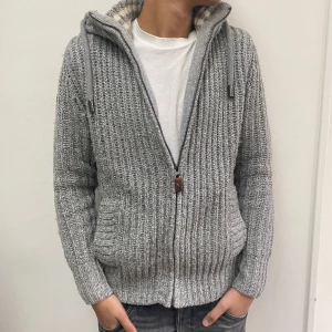 Stickad hoodie - Skick 8/10. Inga hål eller defekter. Strlk M och modellen är 185 och väger 70kg. Fler fråger i Dm!