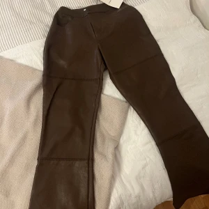Skinnbyxor  - Bruna skinnbyxor från Adoore, prislapp kvar. Storlek 38