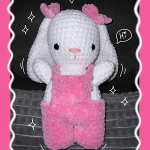 Virkad kanin med rosa overall - ❥ Virkad kanin med rosa overall ca 27 cm hög  ❥ 100% polyester  ❥ Overallen går att ta av, inte rosetterna dock ❥ DM vid intresse (swish) eller ”köp nu” 💕✨ ❥ Ögonen är gjorda av plast ❥ DM vid frågor! ^^